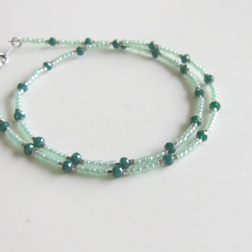 ペールグリーン×エメラルド グリーン デザイン ビーズネックレス 緑
