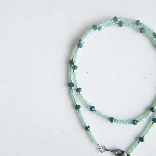ペールグリーン×エメラルド グリーン デザイン ビーズネックレス 緑