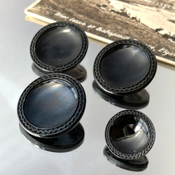 【送料無料】4個 1930年代 チェコ製 アンティーク ヴィンテージ 黒ガラスボタン 素材 [EY8500C] 1枚目の画像