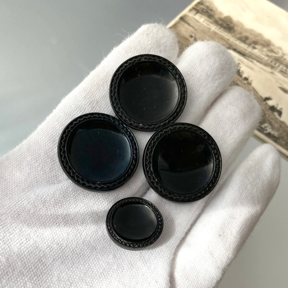 【送料無料】4個 1930年代 チェコ製 アンティーク ヴィンテージ 黒ガラスボタン 素材 [EY8500C] 6枚目の画像
