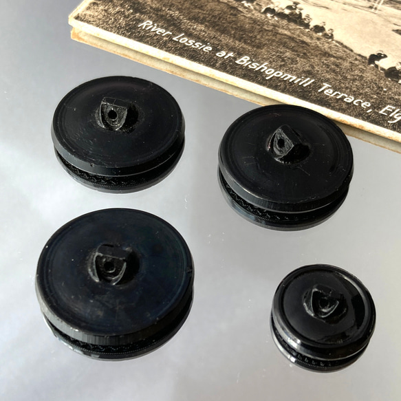 【送料無料】4個 1930年代 チェコ製 アンティーク ヴィンテージ 黒ガラスボタン 素材 [EY8500C] 5枚目の画像