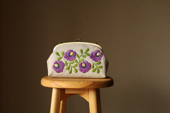 ナチュラルリネン　パープル花刺繍 　バッグ　ポシェット 3枚目の画像