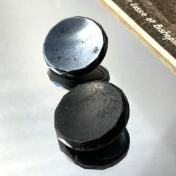 【送料無料】2個 1930年代 チェコ製 アンティーク ヴィンテージ 黒ガラスボタン 素材 [EY8500D] 3枚目の画像