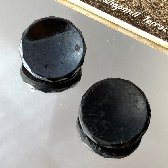 【送料無料】2個 1930年代 チェコ製 アンティーク ヴィンテージ 黒ガラスボタン 素材 [EY8500D] 2枚目の画像