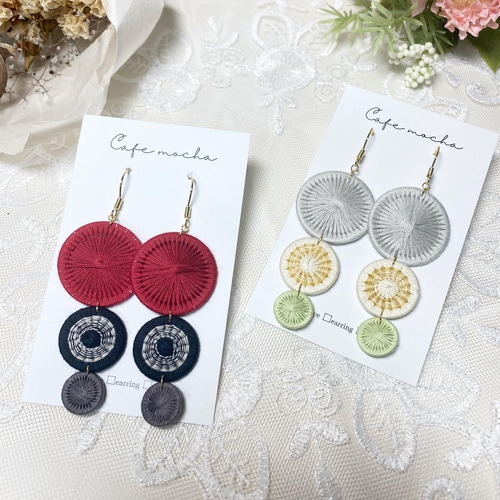 ハンドメイド＊チェコの糸ボタン ピアス/イヤリング 赤 ピアス（フック