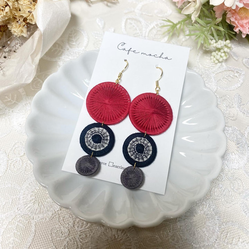 ハンドメイド＊チェコの糸ボタン ピアス/イヤリング 赤 ピアス（フック