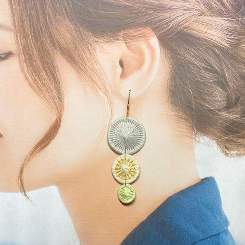 ふわふわボタンピアスイヤリングゴールド白ハンドメイドアクセサリー