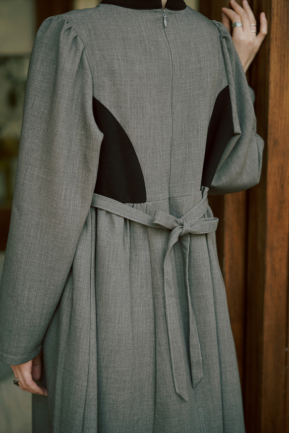 グレーの立体的なリボンがクラシカルな立ち襟スプライシングデザインドレス バックタイ付き フレンチスタイルのアウタードレス 7枚目の画像