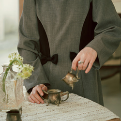 グレーの立体的なリボンがクラシカルな立ち襟スプライシングデザインドレス バックタイ付き フレンチスタイルのアウタードレス 18枚目の画像
