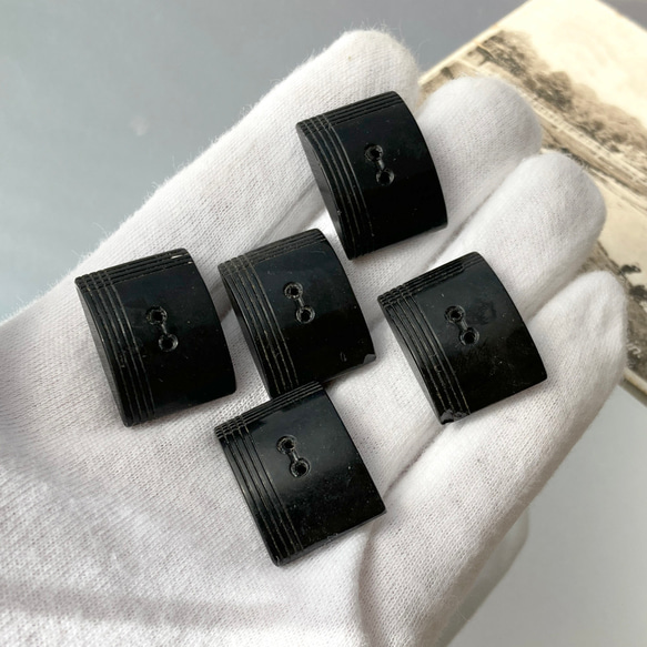 【送料無料】5個 1930年代 チェコ製 アンティーク ヴィンテージ 黒ガラスボタン 素材 [EY8500J] 6枚目の画像