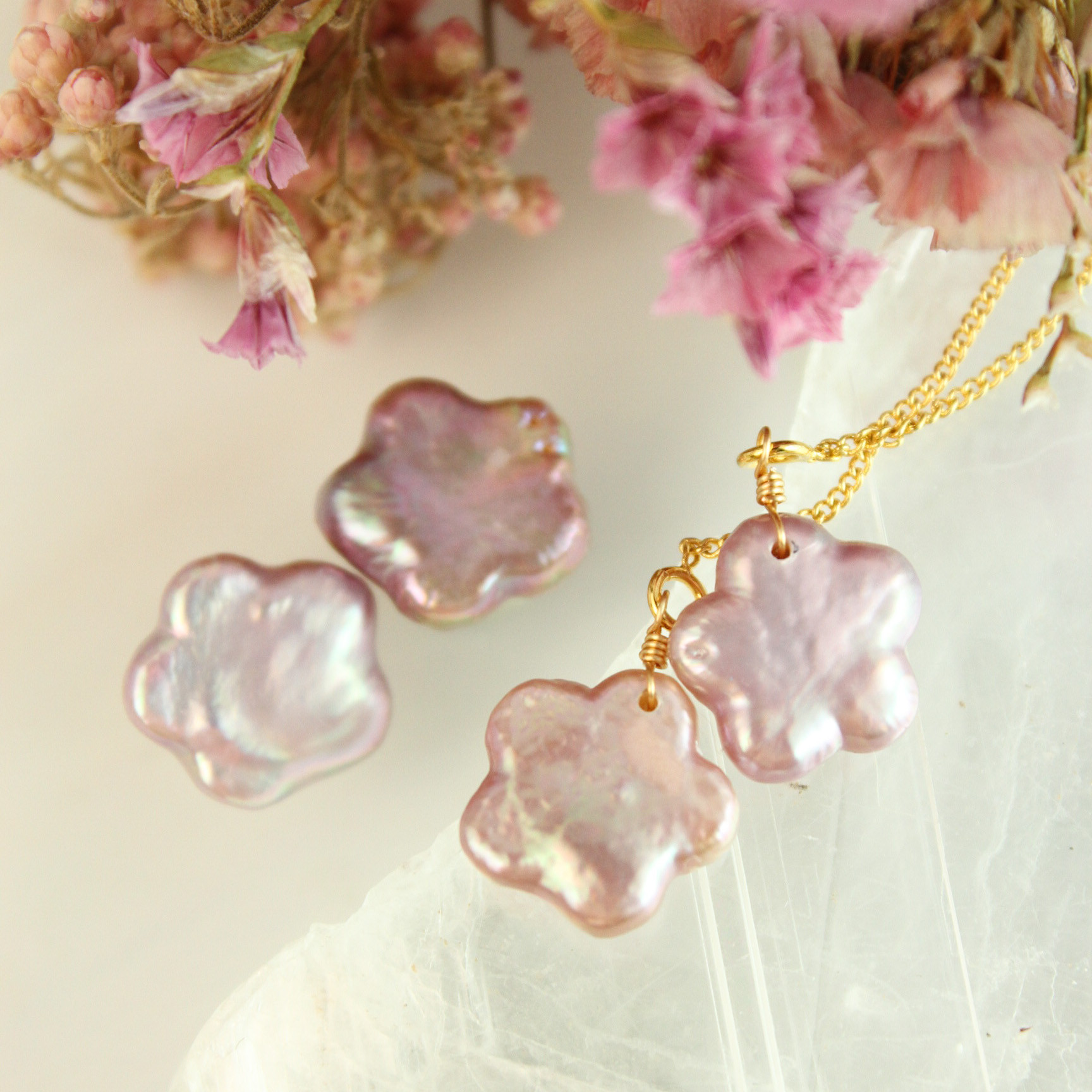 【6月誕生石】ナチュラル 淡水パール　お花　耳飾り