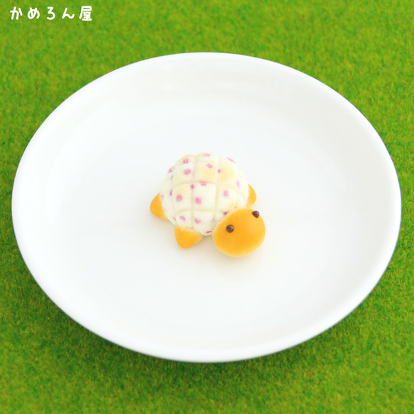 【４月の数量限定】イチゴチョコチップカメロンパンのマグネット 2枚目の画像
