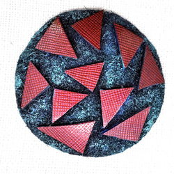 6.5cmの裏革に 地模様の赤い三角のエナメル革を散らして 1枚目の画像