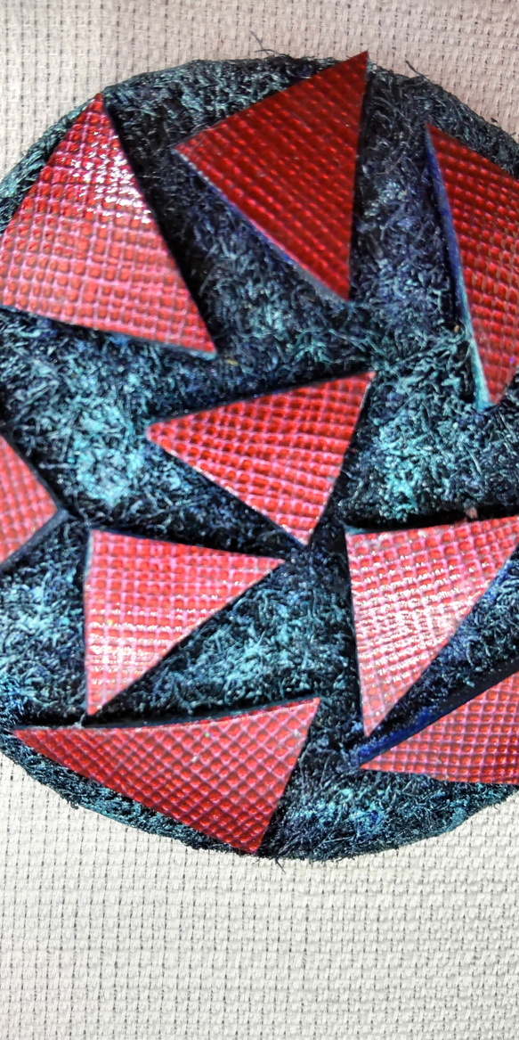 6.5cmの裏革に 地模様の赤い三角のエナメル革を散らして 2枚目の画像