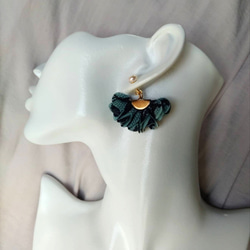 淡水パール（AAAランク）とフリルの耳飾り　グリーン 2枚目の画像