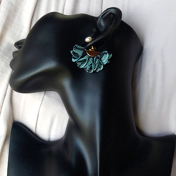 淡水パール（AAAランク）とフリルの耳飾り　グリーン 3枚目の画像