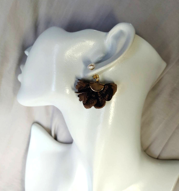 淡水パール（AAAランク）とフリルの耳飾り　ブラウン 2枚目の画像