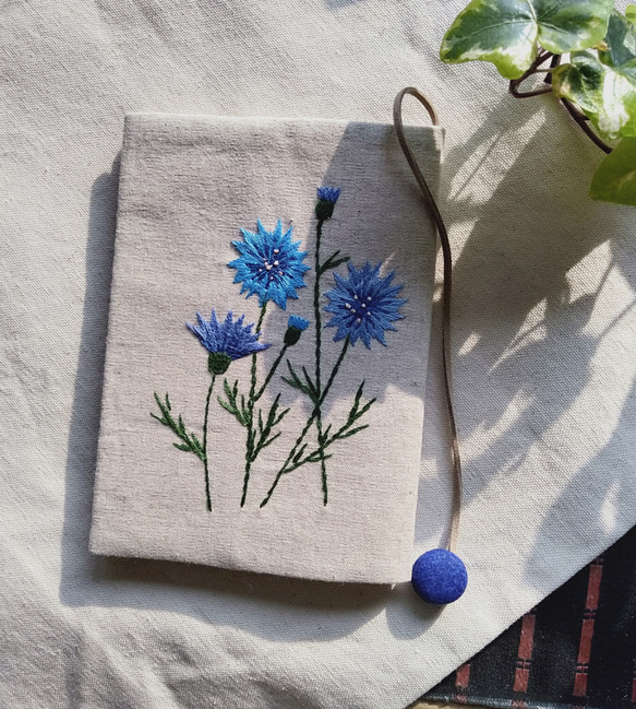 文庫本刺繍の布のブックカバー（矢車菊） ブックカバー nobukoggg 通販