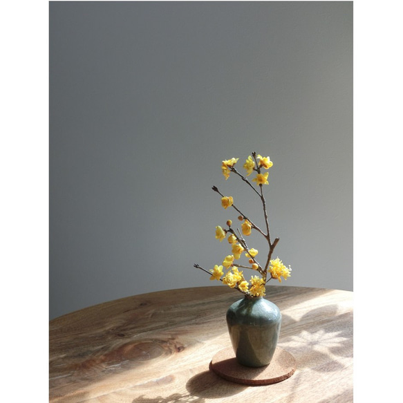 ✿【 粘土置物《特価品!!》】お部屋がパっと明るくなる「黄色い春の兆し」ロウバイの花枝 NO.01 ／ 花瓶付き 5枚目の画像