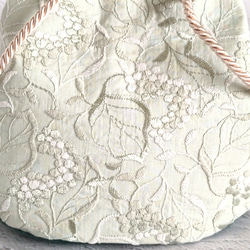 ミントグリーンのボタニカル刺繍生地巾着バッグ◇サイドから見えるアーモンド底が可愛いいぷっくり巾着ポシェット3way 6枚目の画像