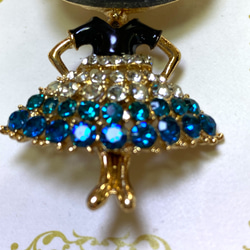 ２41〜うさぎシリーズ‼️青いドレスにメガネをかけたおしやれなうさぎさんブローチA 5枚目の画像