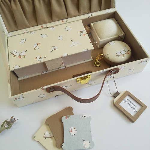 トランク型お裁縫箱とお裁縫道具のセット（ カルトナージュ