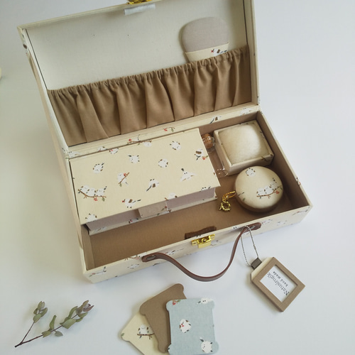 トランク型お裁縫箱とお裁縫道具のセット（ カルトナージュ