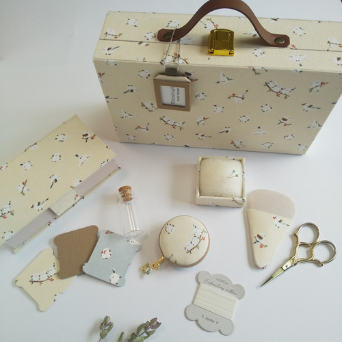 トランク型お裁縫箱とお裁縫道具のセット（ カルトナージュ