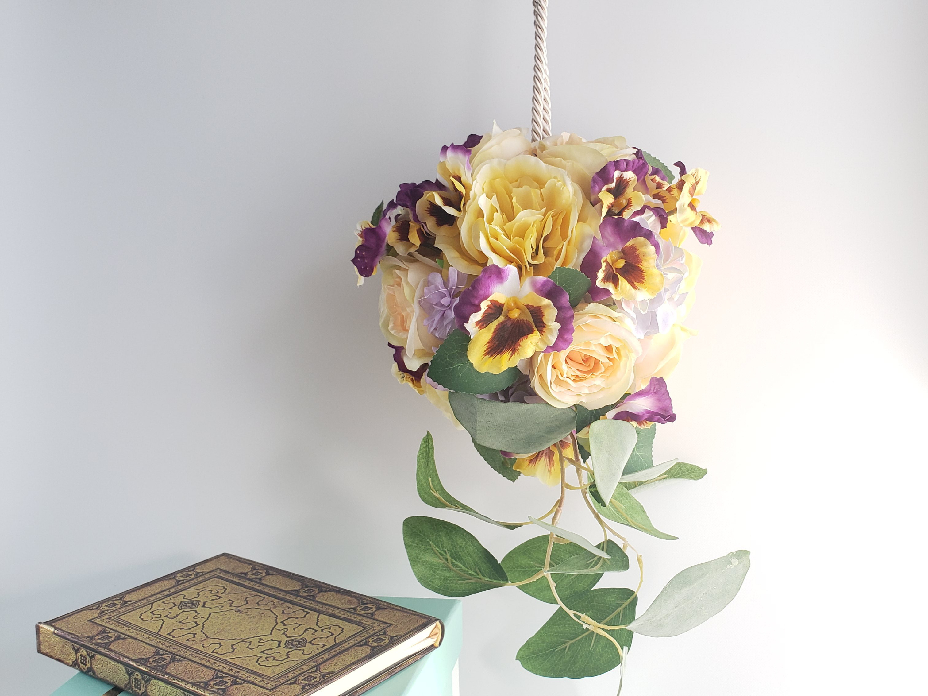 パンジーとバラの黄色いボールブーケ　結婚式　大人可愛い　個性的　カラードレス　ゆらゆら〈2302008M〉