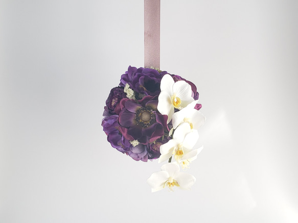 純白の胡蝶蘭とシックな紫のボールブーケ　結婚式　和装　ドレス　上品　おしゃれ　ホワイト✕パープル　〈2302010S〉 9枚目の画像