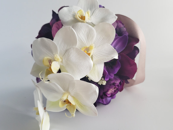 純白の胡蝶蘭とシックな紫のボールブーケ　結婚式　和装　ドレス　上品　おしゃれ　ホワイト✕パープル　〈2302010S〉 3枚目の画像