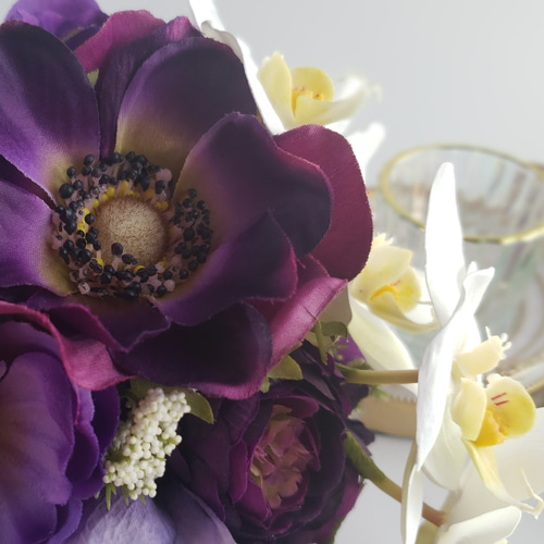 純白の胡蝶蘭とシックな紫のボールブーケ 結婚式 和装 ドレス 上品