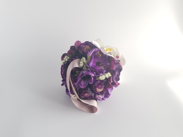純白の胡蝶蘭とシックな紫のボールブーケ　結婚式　和装　ドレス　上品　おしゃれ　ホワイト✕パープル　〈2302010S〉 13枚目の画像