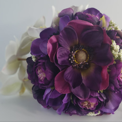 純白の胡蝶蘭とシックな紫のボールブーケ　結婚式　和装　ドレス　上品　おしゃれ　ホワイト✕パープル　〈2302010S〉 5枚目の画像