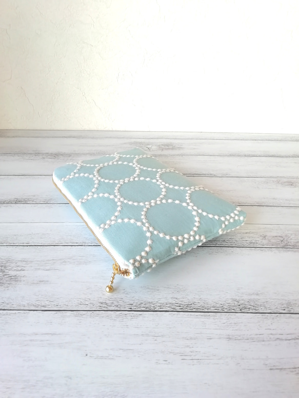 ミナペルホネンtamburin刺繍リネン,L型ラウンドマルチケース/light blue×ivory 4枚目の画像