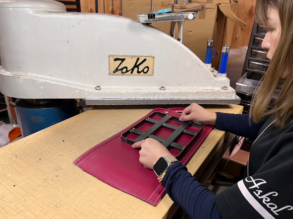 ランドセルリメイク 長財布・折財布セット ミニミニランドセル付き | 内側にヌメ革・スキミング防止素材を使用 職人仕上げ 内側にヌメ革 スキミング防止素材を使用 リール付きキーホルダ ランドセルリメイク申込確認書 をご確認および必要事項をご記入のうえ ランドセルの中に入れ ランドセルにセロテープ等で貼らないでください 弊社へ送付してください ”ご注文前”に 質問する からお問い合わせください 全かぶせ 内寸