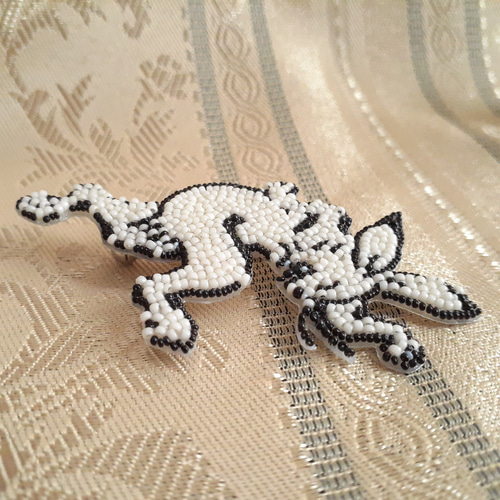 受注>国宝 鳥獣戯画・うさぎのブローチ ＊オートクチュールビーズ刺繍