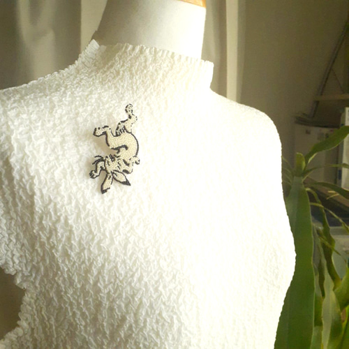 アルチビオウサギモチーフビーズ刺繍スカート 受注>国宝 鳥獣戯画・うさぎのブローチ ＊オートクチュールビーズ刺繍