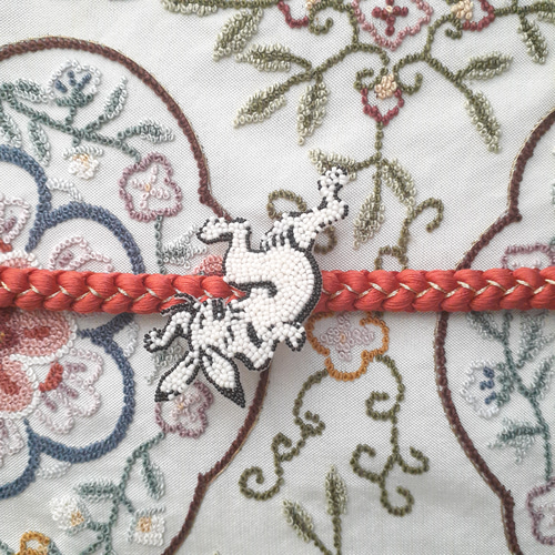 受注>国宝 鳥獣戯画・うさぎのブローチ ＊オートクチュールビーズ刺繍