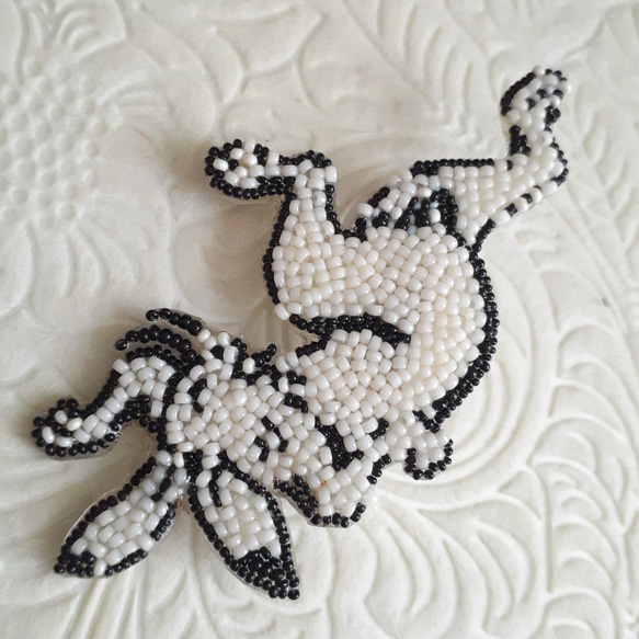 オートクチュールビーズ刺繍ブローチ 一重のバラの花(ホワイト