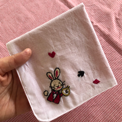 コットンの刺繍ハンカチ☆アリスのうさぎ 1枚目の画像