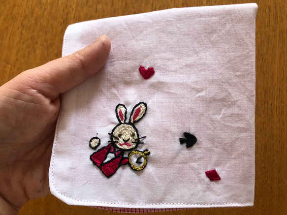 コットンの刺繍ハンカチ☆アリスのうさぎ 5枚目の画像