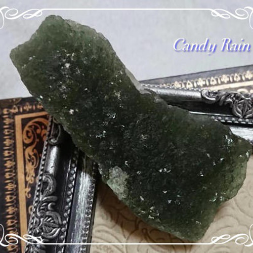 雪をかぶったような淡いグリーンフローライト原石クラスター 雪をかぶったような淡いグリーンフローライト原石クラスター