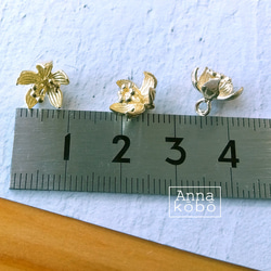 【4個】真鍮製　花 チャーム　小さめ　立体 　ニッケルフリー ゴールド　フラワー　一つカン　カン付きチャーム cha9 4枚目の画像