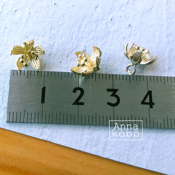【4個】真鍮製　花 チャーム　小さめ　立体 　ニッケルフリー ゴールド　フラワー　一つカン　カン付きチャーム cha9 4枚目の画像