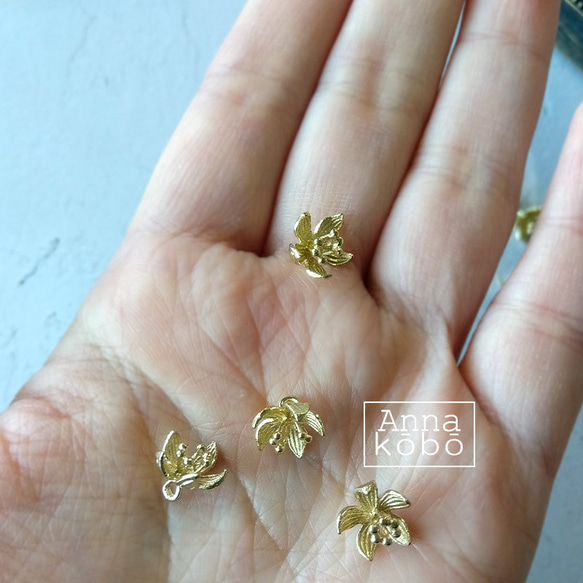 【4個】真鍮製　花 チャーム　小さめ　立体 　ニッケルフリー ゴールド　フラワー　一つカン　カン付きチャーム cha9 3枚目の画像