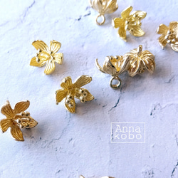 【4個】真鍮製　花 チャーム　小さめ　立体 　ニッケルフリー ゴールド　フラワー　一つカン　カン付きチャーム cha9 2枚目の画像