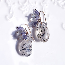 由苔石英、海藍寶石和堇青石製成的春季野花耳環 ~ Armelle 第1張的照片