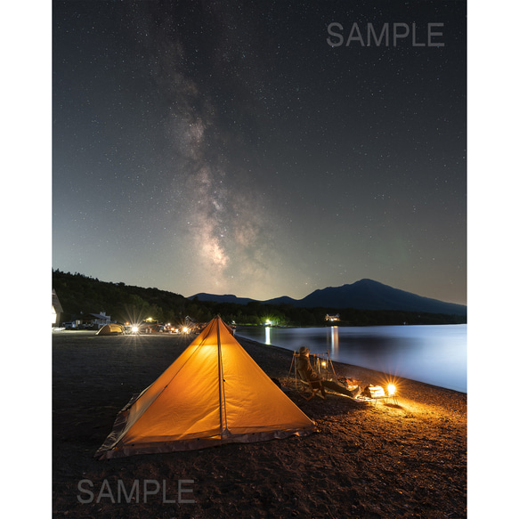 【A4可能】湖畔のキャンプに天の川・アートポスター 北海道星空写真 1枚目の画像