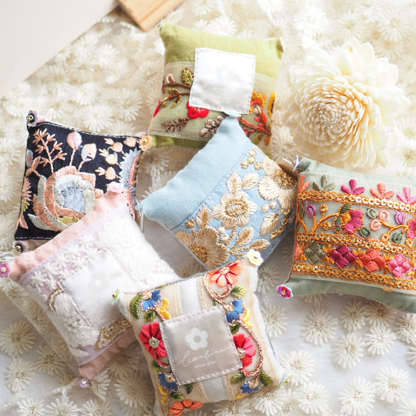 14枚目愛らしい刺繍クッション付。英国ビクトリアンチェアと刺繍クッションのセット 14枚目愛らしい刺繍クッション付。英国ビクトリアンチェアと刺繍
